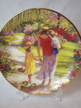 2009 Avon Walking With Loved Ones Mother's Day 5 inch Plate With Gold Trim